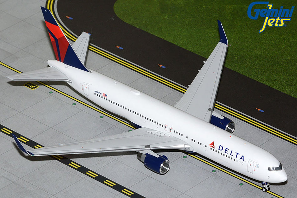 Gemini Jets Delta Boeing 767-300ER (W) Diecast - N199DN - 1/200 - G2DAL1419