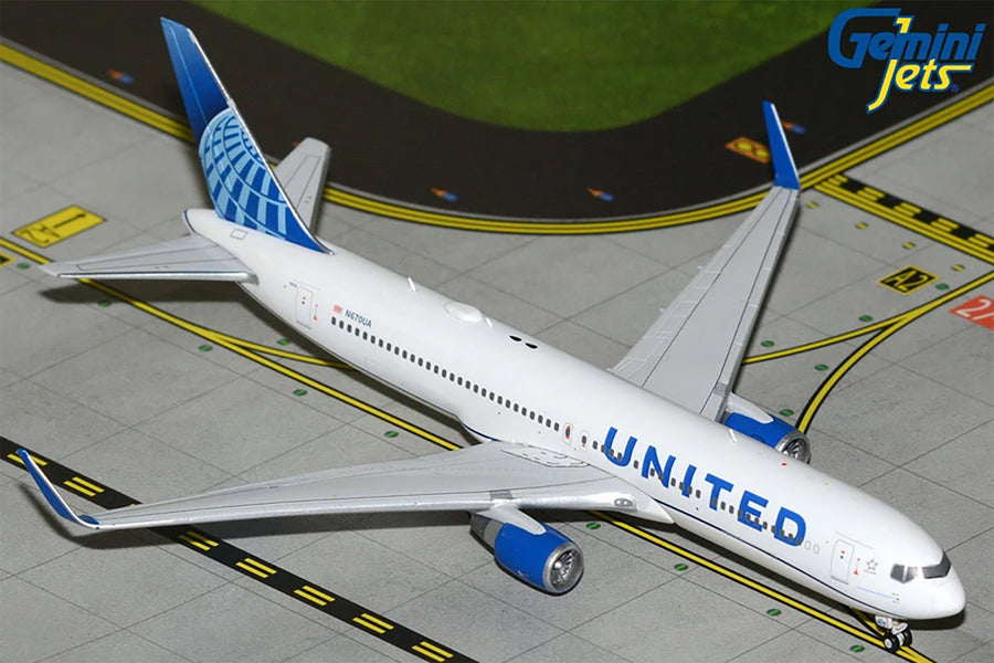 Gemini Jets United Airlines Boeing 767-300ER 1:400 Diecast Model Aircraft - N670UA - GJUAL2227